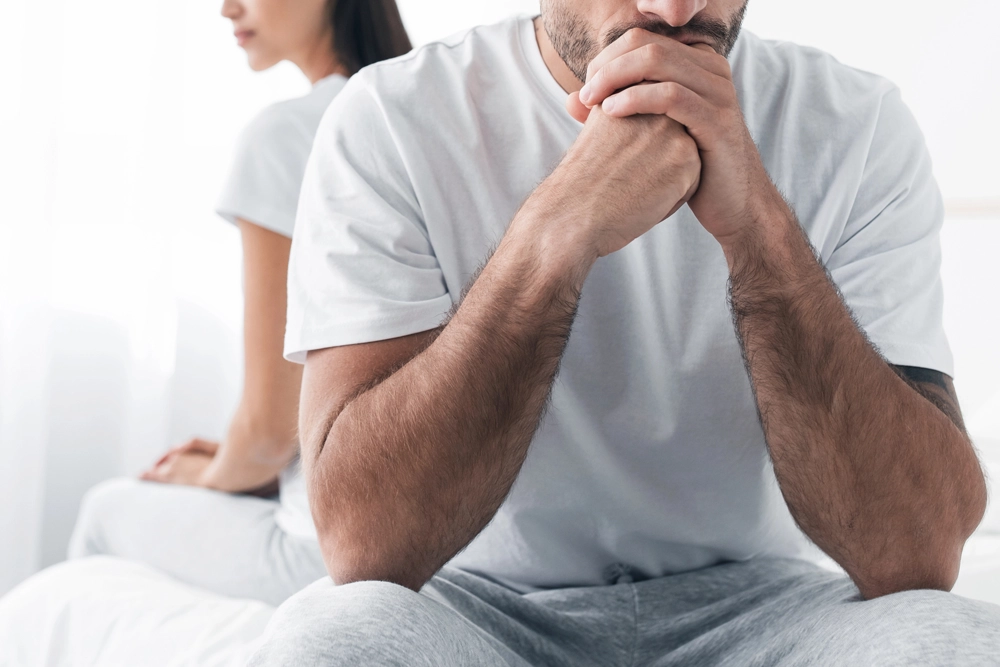 Recuadro azul oscuro con letras blancas de paquetes, rombo azul neón detrás y  logotipo de Hospital Angeles Health System blanco.