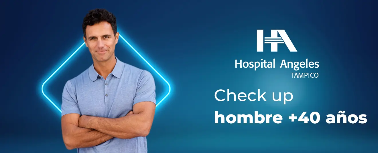 Hombre adulto, con los brazos cruzados, playera azul y letras blancas 20% de descuento en check up hombre mayor de 40 años