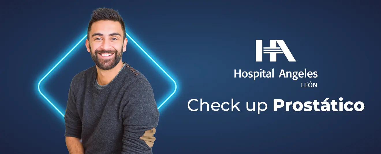 Hombre de mediana edad sonriente sobre fondo azul después de realizarse su check up prostático en Hospital Angeles León. 



