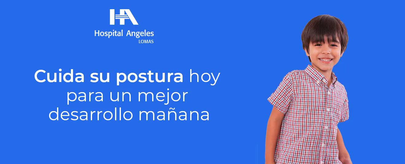 Niño sonriente sobre fondo azul representa valoración de postura infantil en Hospital Angeles Lomas para detectar y corregir mala postura en niños.

