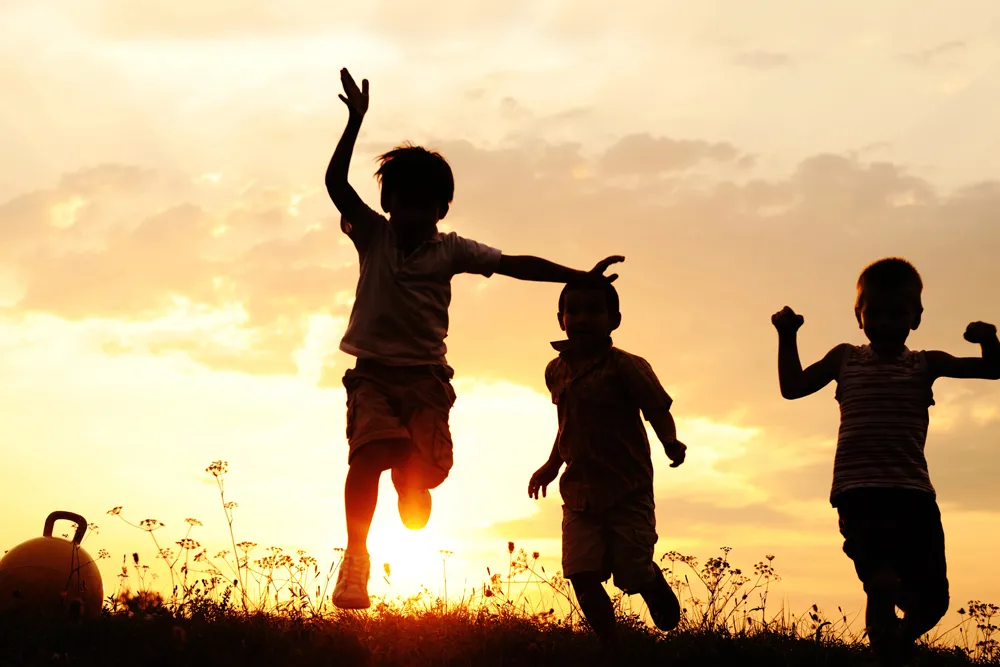 Niños corren al aire libre, representando bienestar tras valoración de postura infantil en Hospital Angeles Lomas. 

