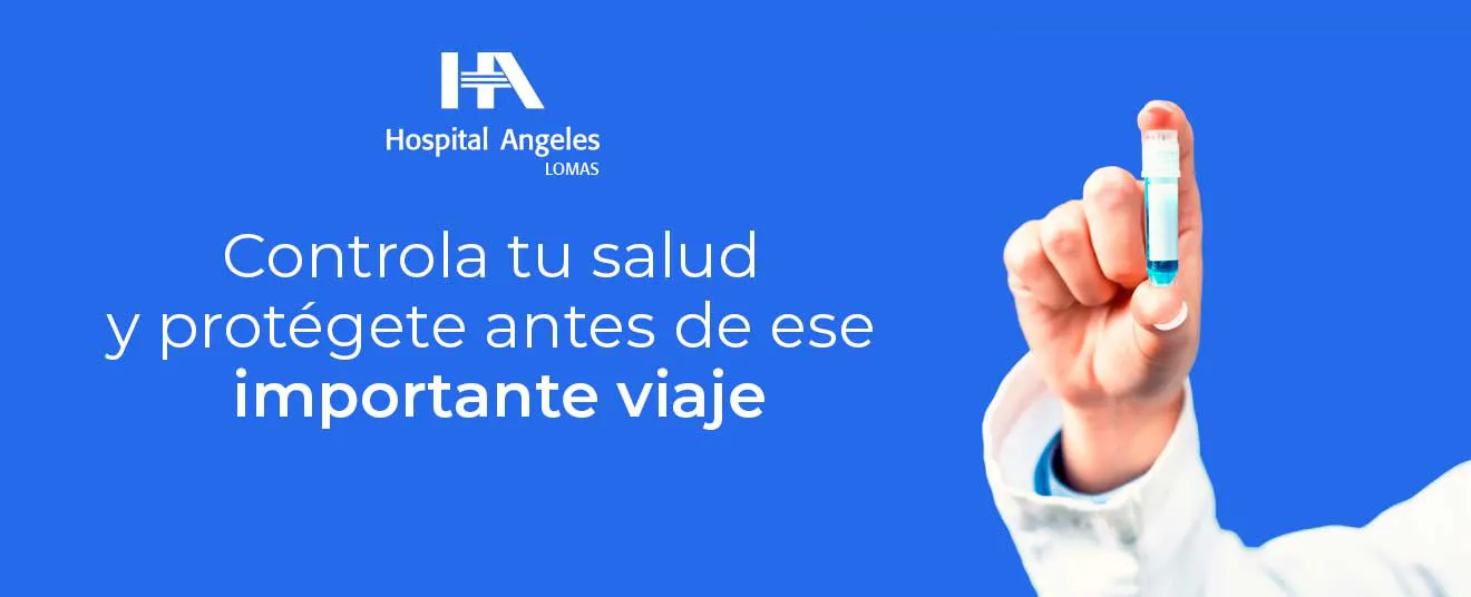 Médico sostiene muestra en laboratorio, representando vacunación y atención médica del viajero en Hospital Angeles Lomas antes de un viaje. 

