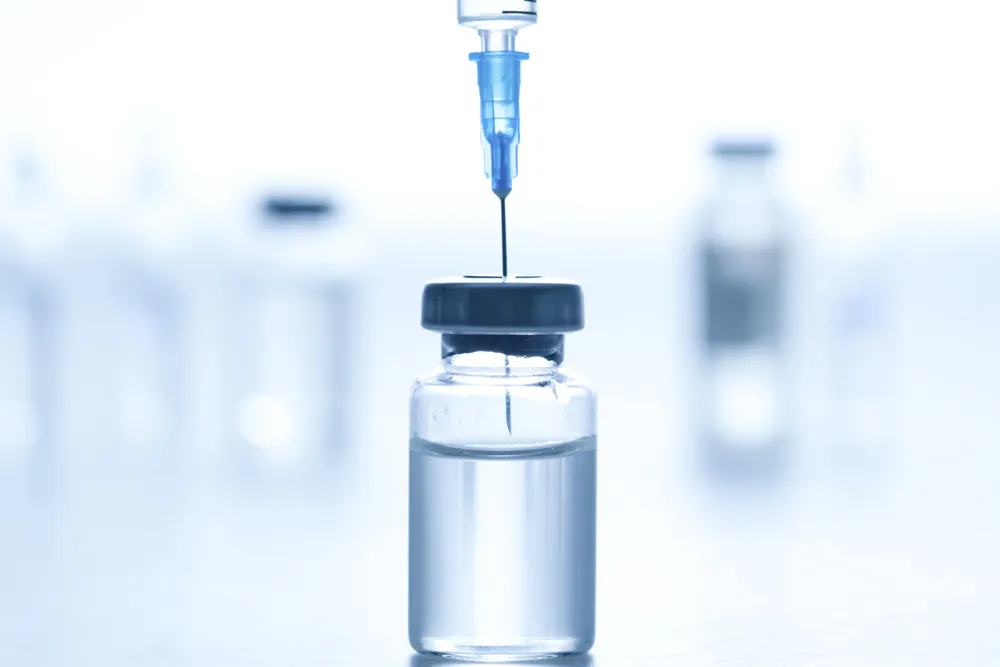 Jeringa extrae vacuna de un frasco para vacunación de viajeros en la Clínica de Vacunación y Medicina del Viajero de Hospital Angeles Lomas. 

