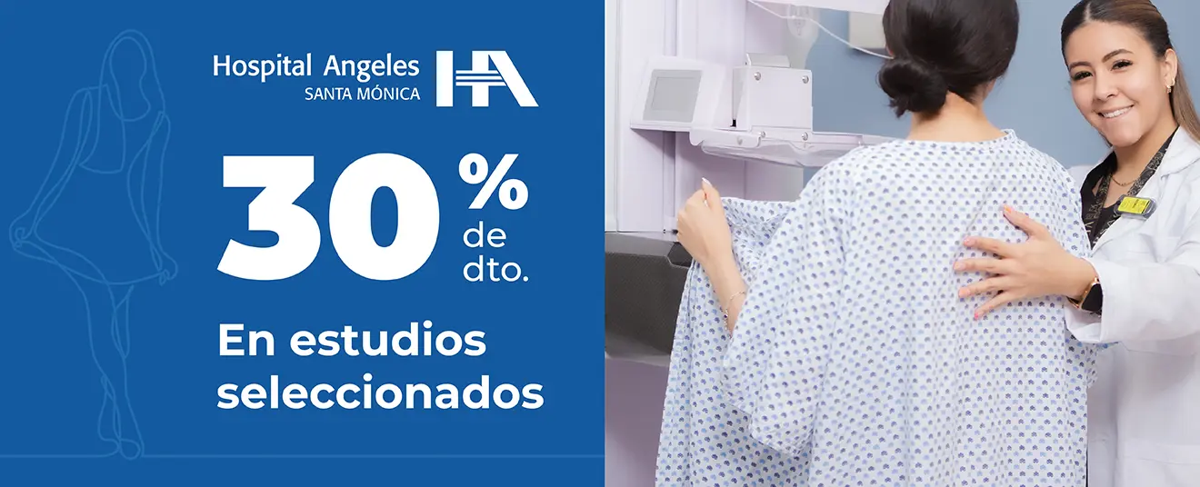 Promoción del 35% de descuento con una doctora tomando de la espalda a una paciente durante su estudio de mastografía. 