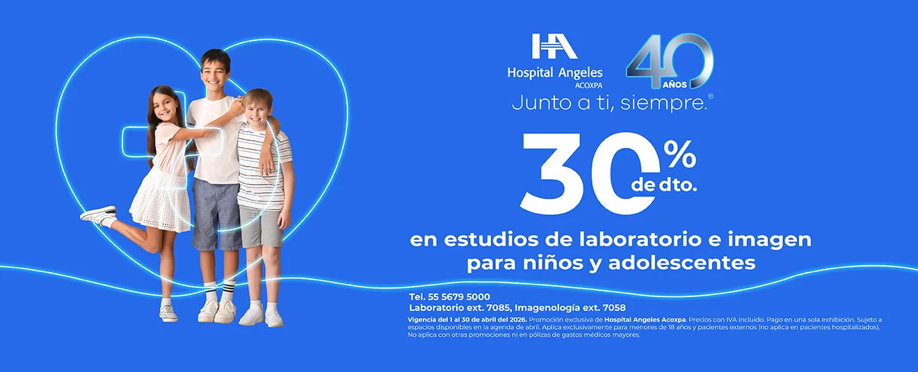 Niños y adolescentes sonríen en fondo azul, representando promoción del 30% de descuento en estudios de laboratorio e imagen en abril.